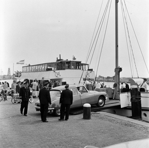 165638 Afbeelding van een personenauto (Citroën DS) tijdens het oprijden op het motorschip IJsselstroom van Rederij ...